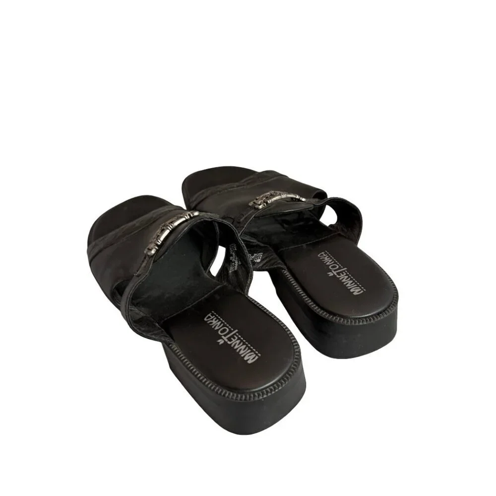 Minnetonka Black Leather Slide Sandals Silver Buckle Classic Size 9 Narrow Women